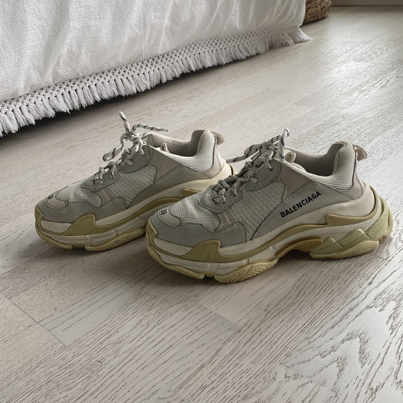 Balenciaga Triple S sneaker in off white. Size 39 (size 9) - Picture 4 of 8